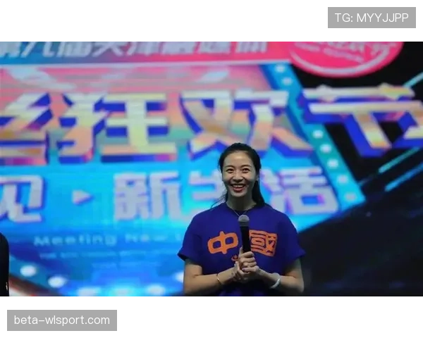 魏秋月出机场只拎布袋，一看价值能顶我两年工资